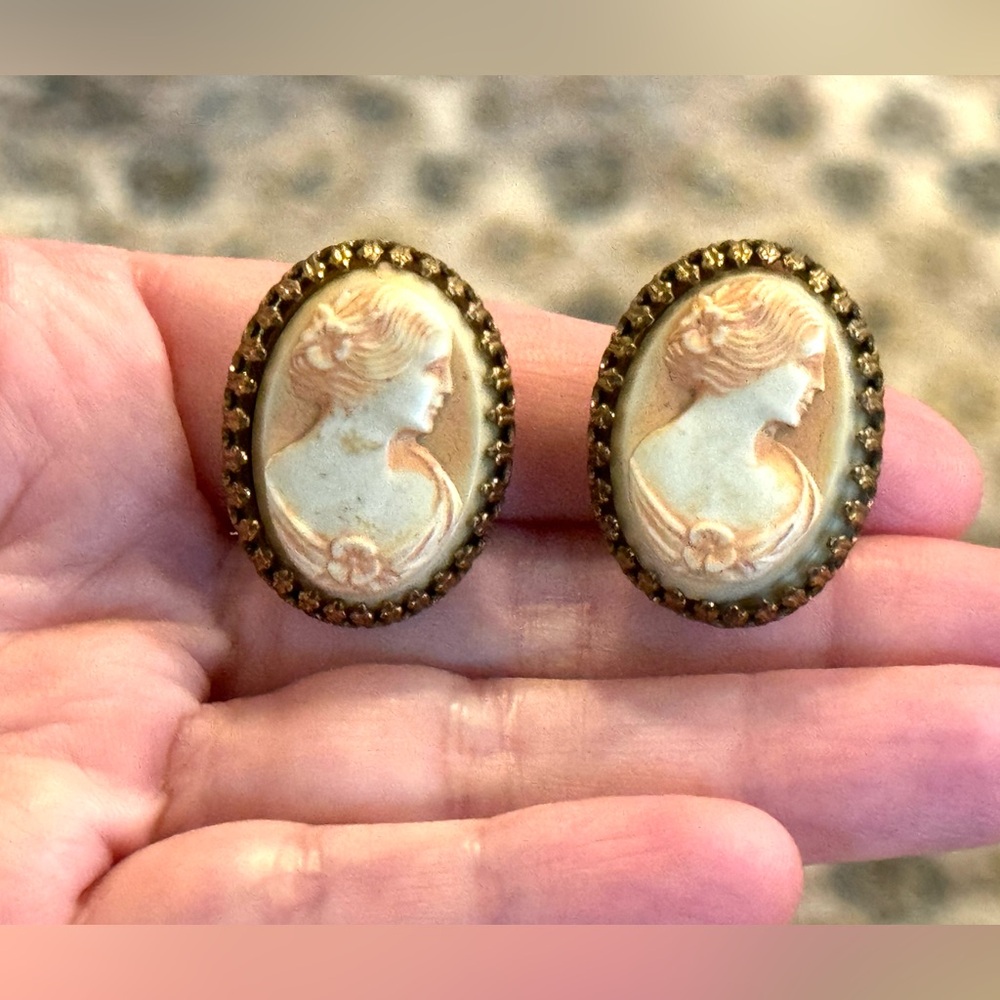 Vintage Cameo Clip On Earrings